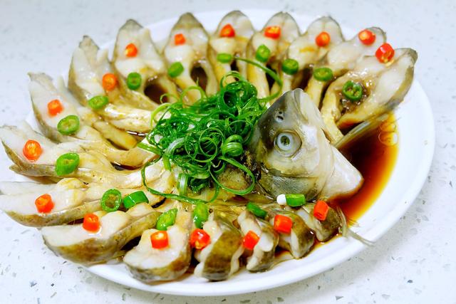清蒸鱼鲜美多汁有窍门，掌握这几招，鱼肉爽滑无腥味，学会不亏