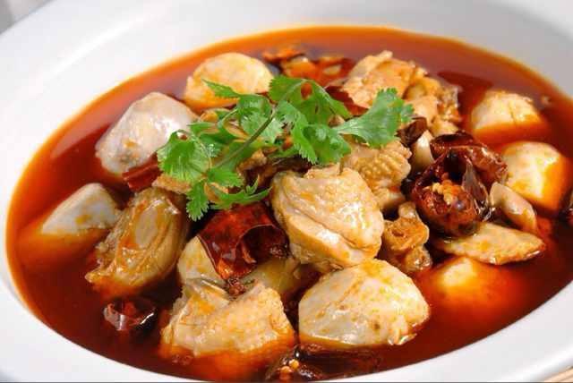 重庆名菜芋儿鸡,鸡肉质地细腻,芋儿粑糯回甜,好吃过瘾