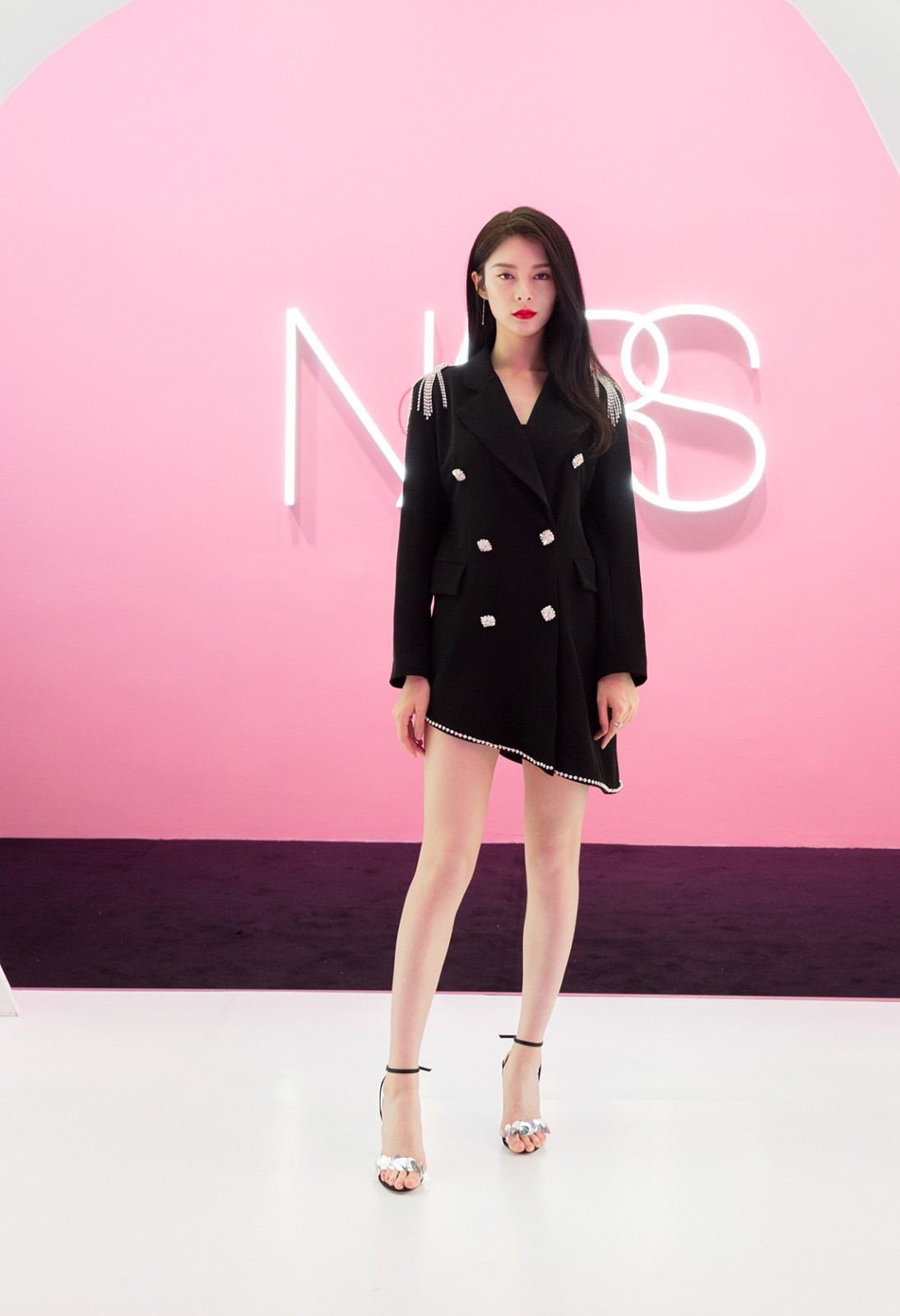 傅菁太飒了,一袭黑色双排扣西装裙配红裙,脚踩高跟鞋气场炸裂