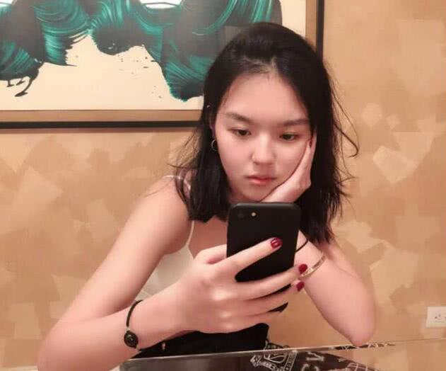 李咏女儿法图麦中秋晒性感三连拍,哈文称要去上大学了