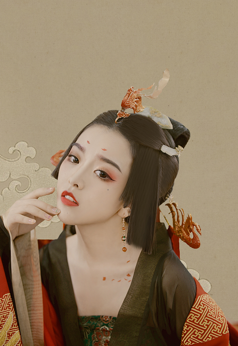 彭十六外形甜美,她的古装十分令人惊艳,曾一度被称为"古风女神",穿上