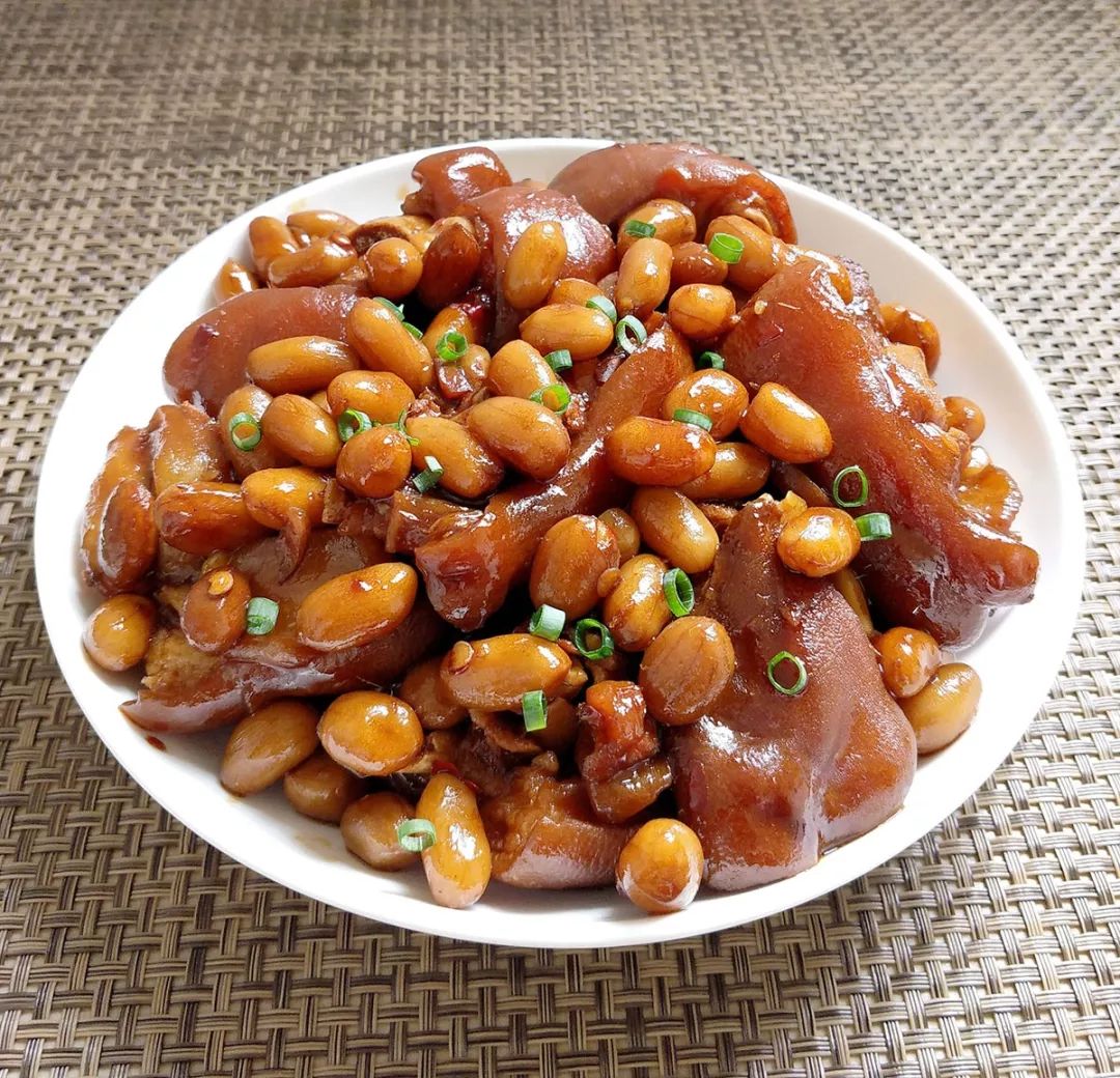 花生焖猪蹄:满满的胶原蛋白,香而不腻,软糯可口