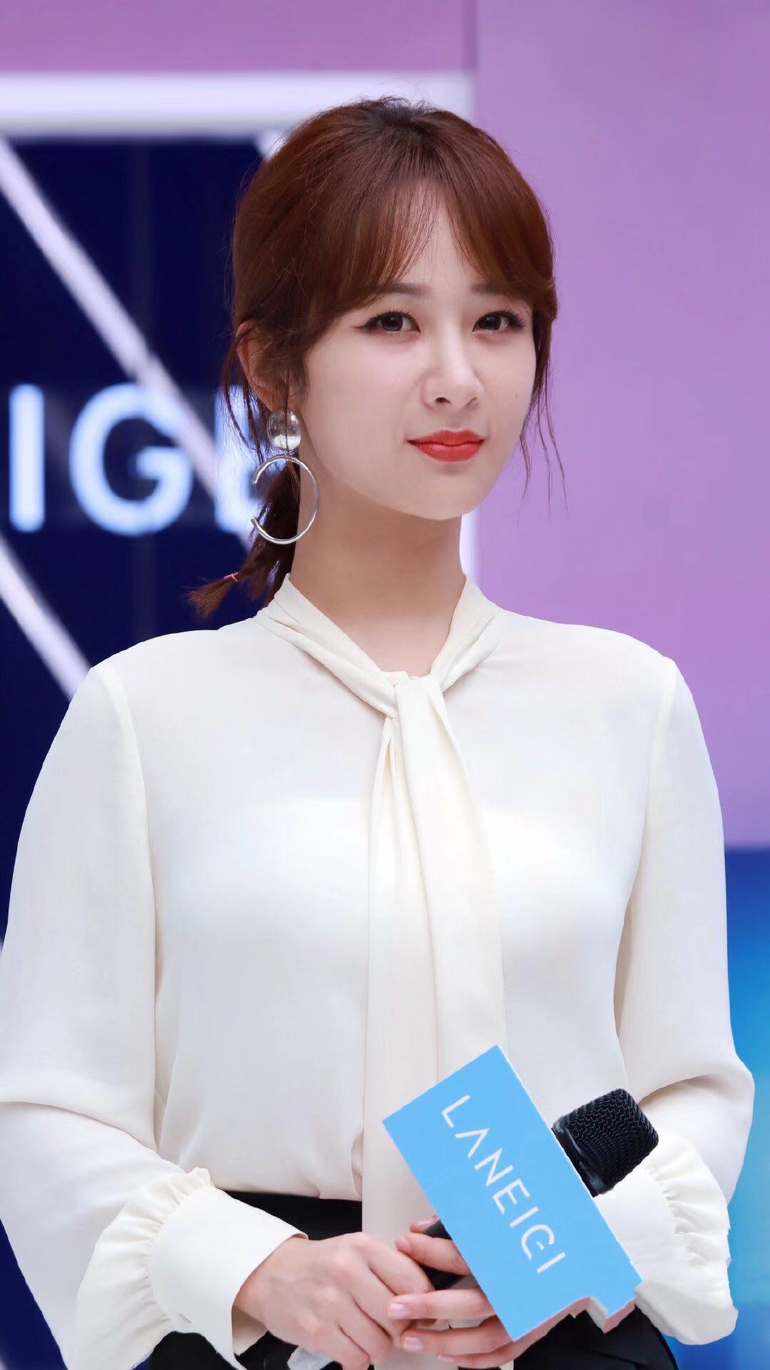 杨紫深圳出席活动,白衬衫搭配半身鱼尾裙,秒变气质女神