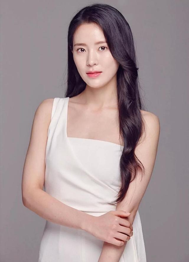 最惨的豪门女星闪婚13天蜜月被断手指,多次家暴遭流产|李敏英|李灿