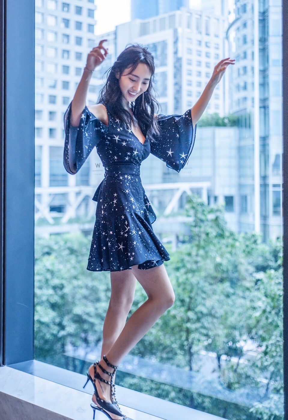 王紫璇针织衫短裤配皮衣秀大长腿被网友怒赞腿精名副其实