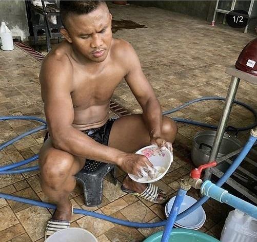 身价千万却坚持农村生活!播求在田里啃馒头,这样的拳王不多了