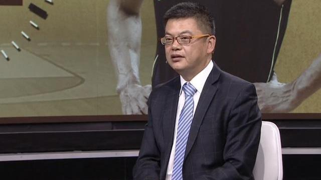 苏群在微博上是这样写的:"篮协这50万美元的落选赛买路钱,还是应该想