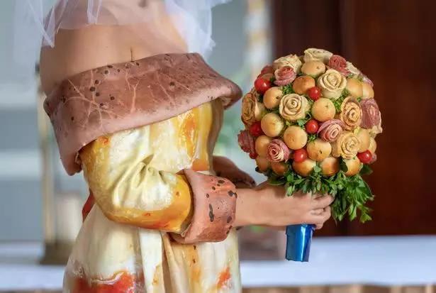 奇葩审美 用披萨做婚纱 花束 蛋糕的婚礼套餐你能接受吗 披萨 婚礼 花束 新浪新闻