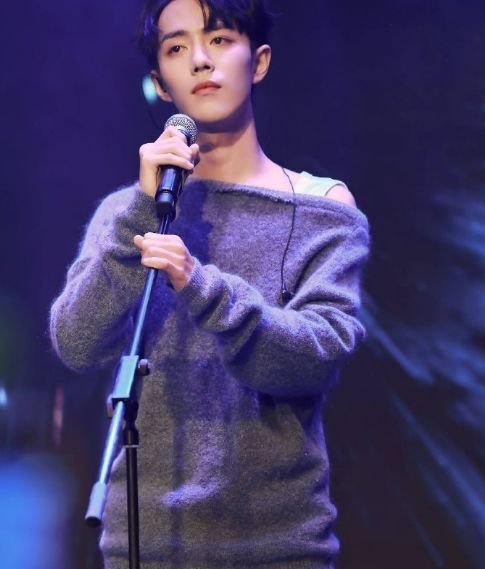 有一种一字肩叫肖战别人都是露两个胳膊他只露一个