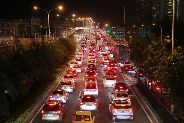 中秋前夜厦门出岛方向四桥一隧大堵车回家花了两个小时