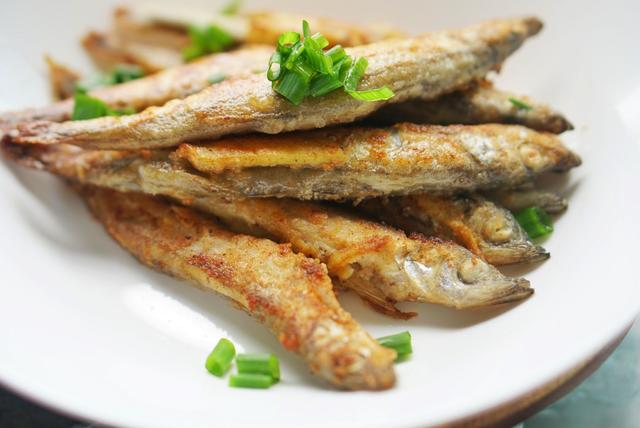 在家偷着吃的海鲜-香煎多春鱼,好吃的骨头都不剩