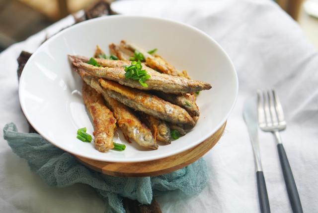 在家偷着吃的海鲜-香煎多春鱼,好吃的骨头都不剩