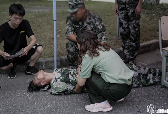 00后大学生军训 身体素质却跟不上90后 杭州某高校半天晕倒好几个