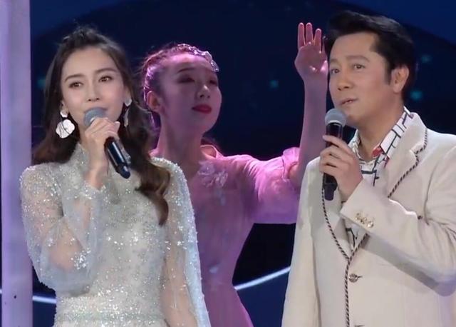 为什么黄晓明和杨颖在央视中秋晚会上同台却不合唱