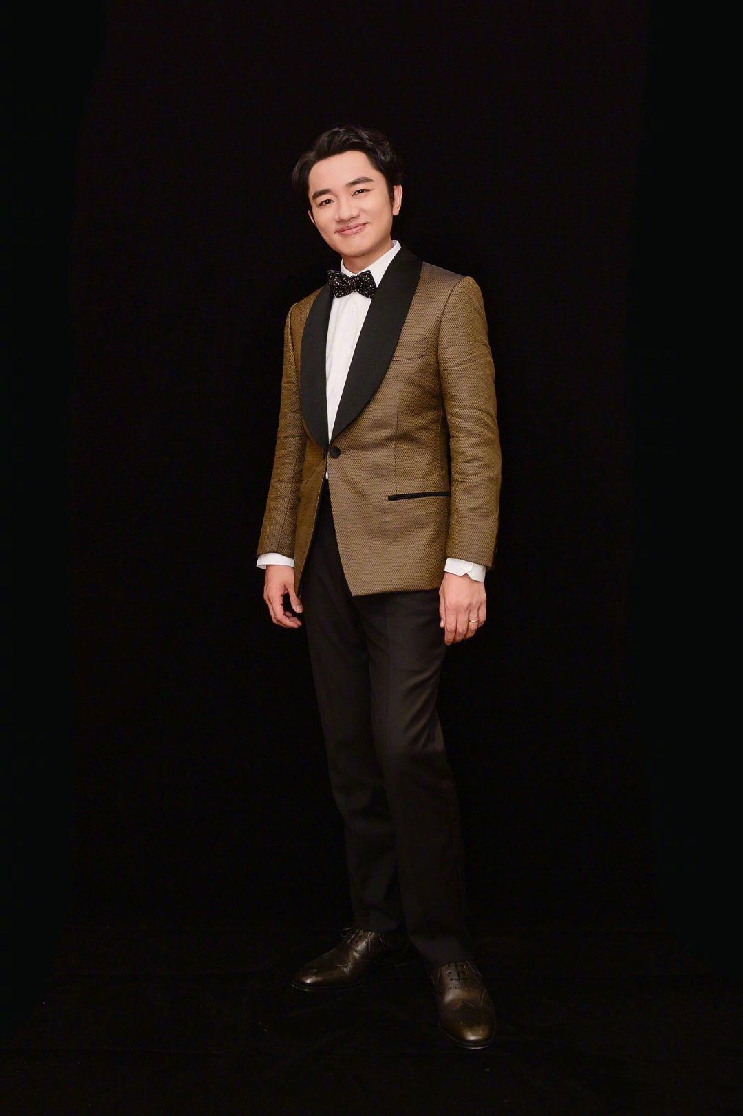 王祖蓝气质比较活泼跳脱,加上小个子的身高,这身棕色系的西装上衣简直