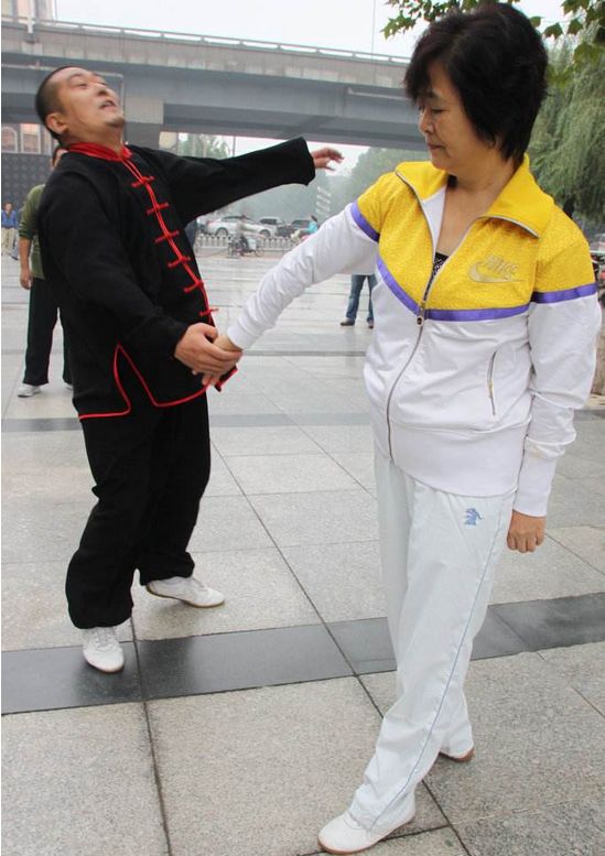 如果雷雷大师碰到闫芳大师,两人大打出手,谁会赢得胜利?