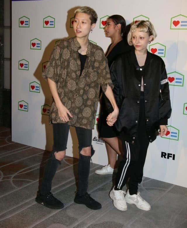 吴卓林andi十指紧扣逛街,二人同穿厚外套身体状况令人担心