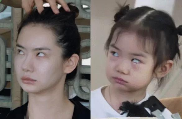 还以为戚薇与女儿只是小时候像,看到她们翻白眼的表情:分不清!