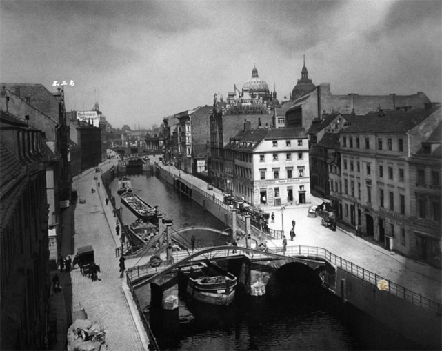 通过这一组老照片,我们可以来回顾一下这段历史中留存下来的影像.