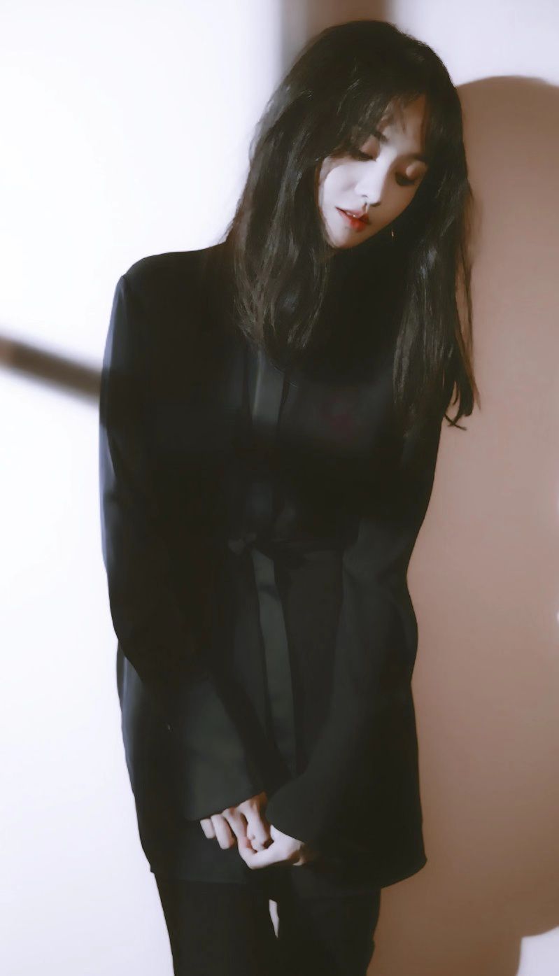 郑爽这次高调了,修身短裙配哪吒头,少女心满满,十足恋爱酸臭味