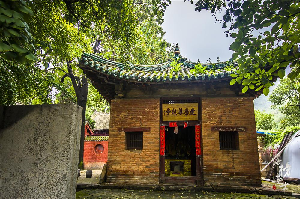 少林寺游客众多,旁边的初祖庵充满了古朴安逸,这才是深山古寺