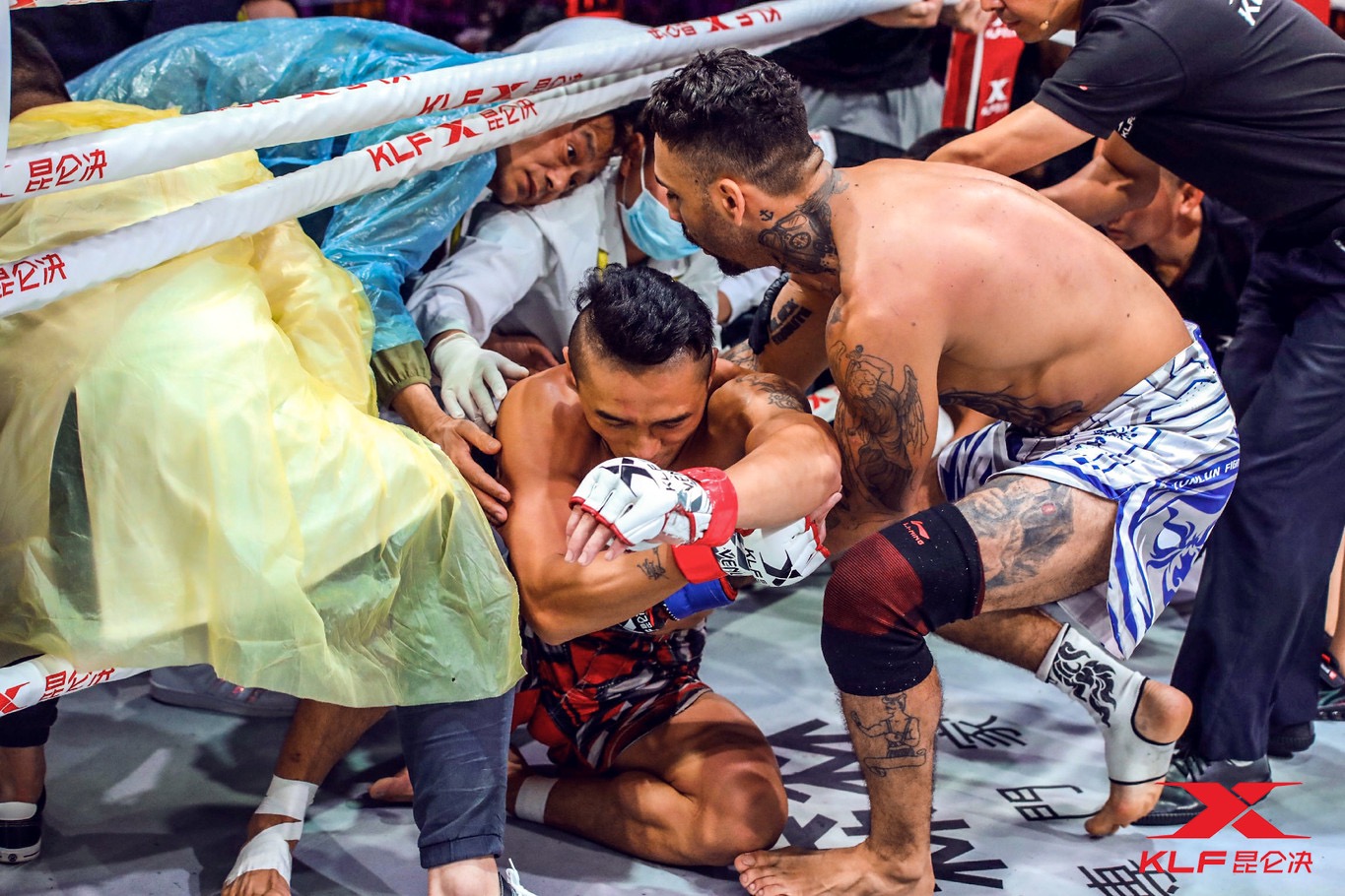 昆仑决十大受伤拳王,闫西波昨夜遭重拳攻击胳膊折断被送医