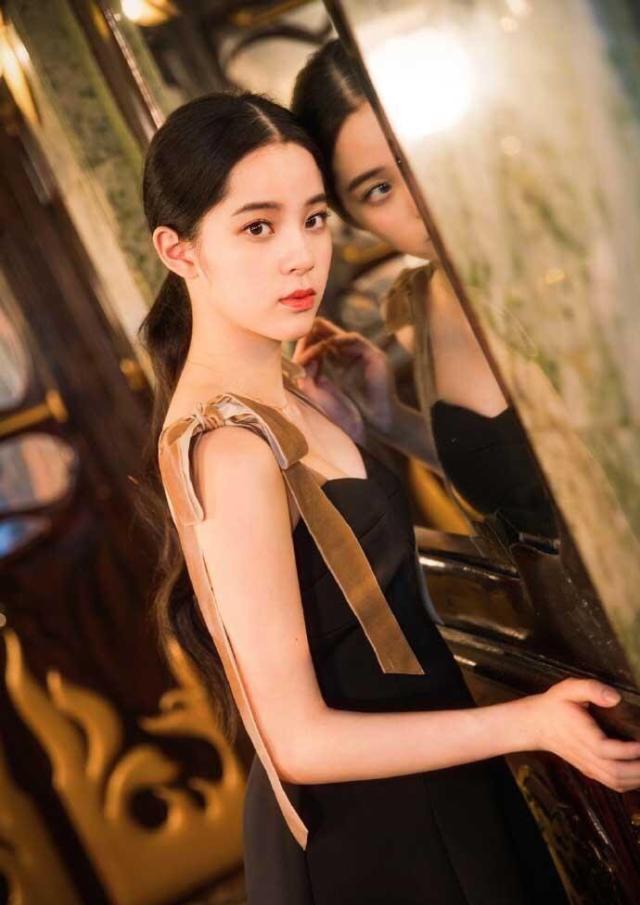 欧阳娜娜红酒裙亮相,惊艳全场,被赞美到没朋友