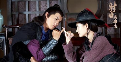 郭靖和黄蓉是不是在密谋什么要事?或者是彼此在承诺什么?