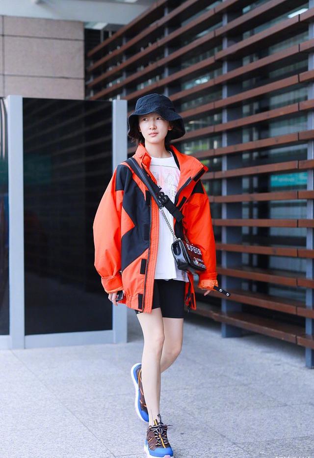 周冬雨黑橘拼色锋衣搭白t和骑行裤 时尚优雅