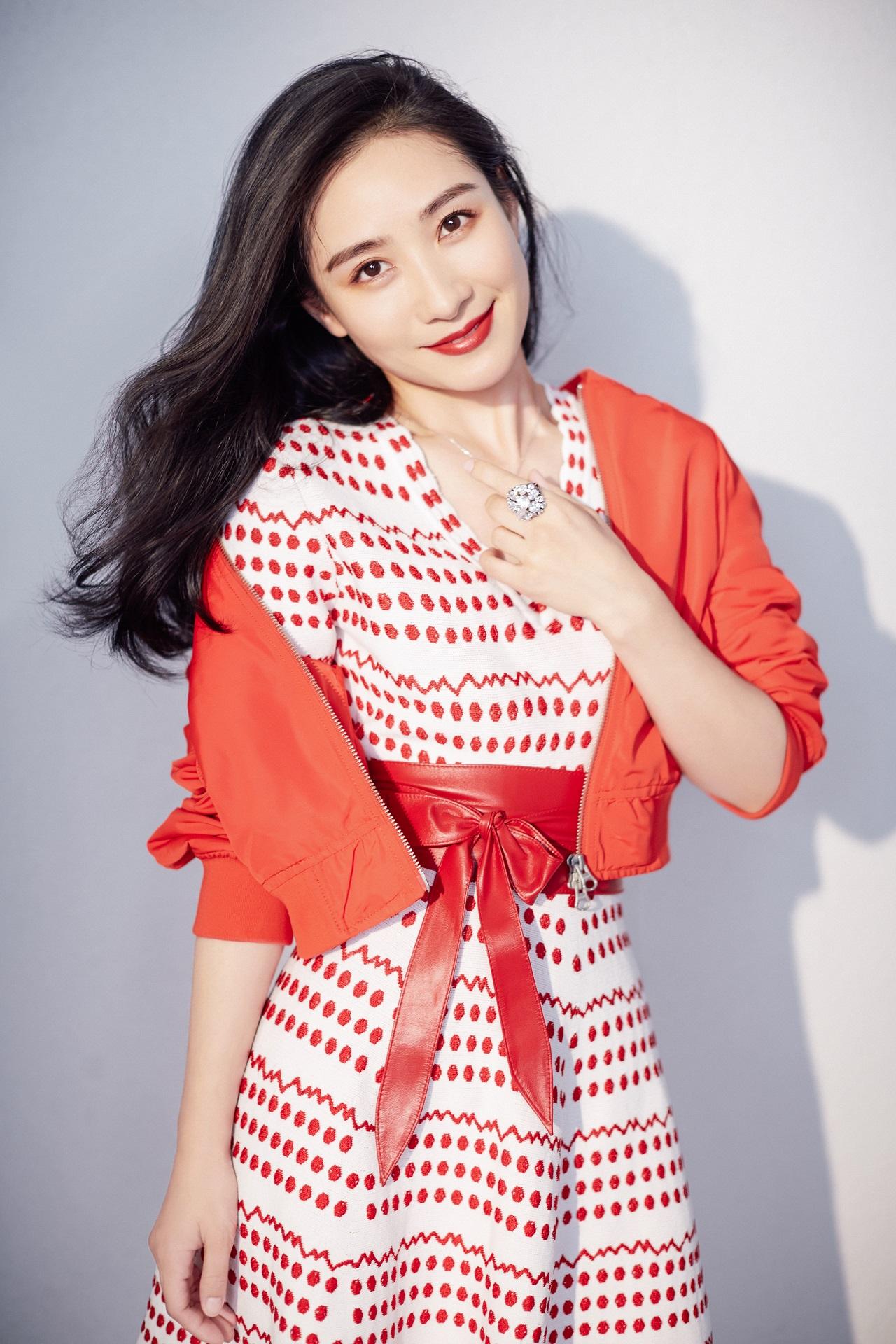 《甄嬛传》她演"安陵容",今穿黑色修身裙拍全家福,优雅极了