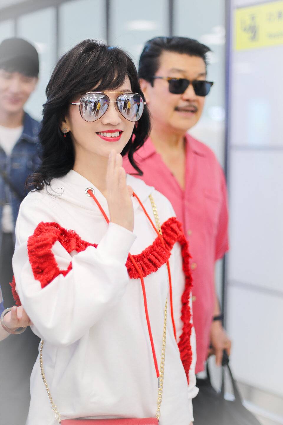 赵雅芝为了显嫩豁出去了,64岁却穿小姑娘的衣服坐飞机!