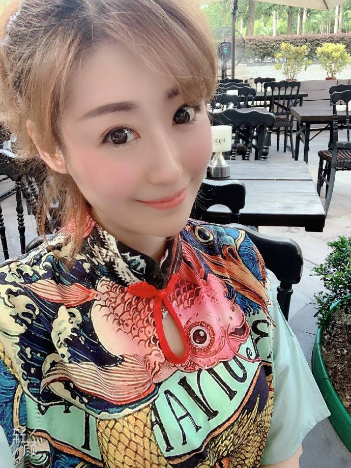 她是内地第一位星女郎,8年只演了2部戏,如今36岁不红却很美李卉时常