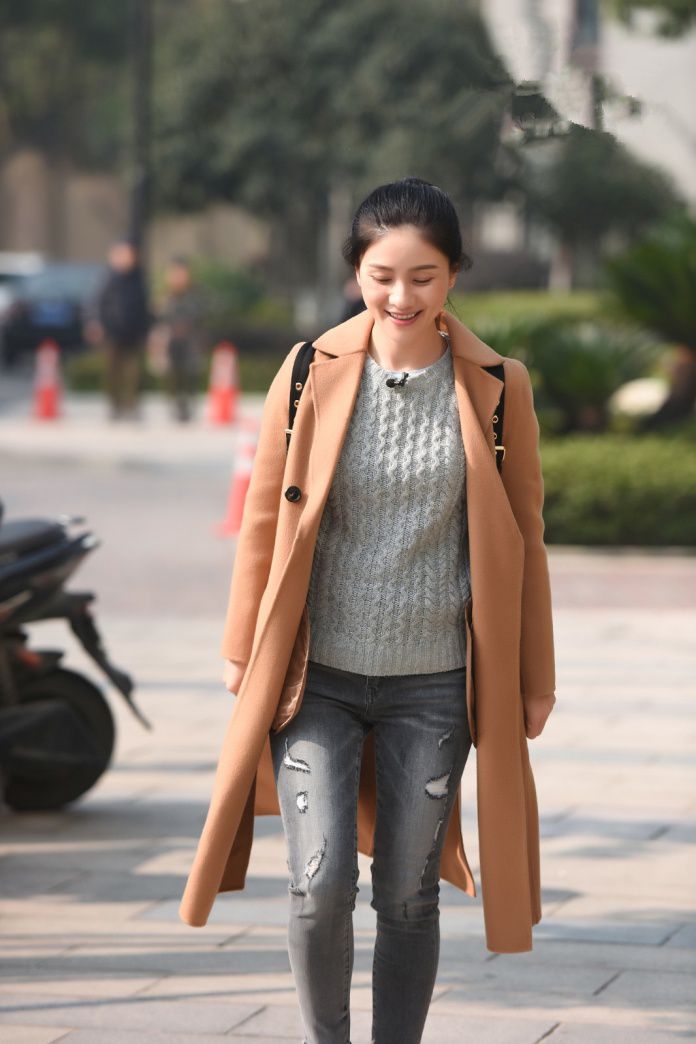 胡可怎么胖成这样啦?大肥裤子遮不住大肚子,走路还需要沙溢扶?