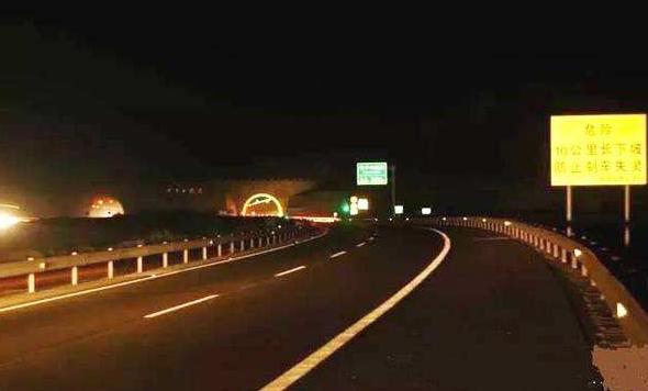 夜晚高速开车要用远光灯?交警表示,怎样使用才是正确的