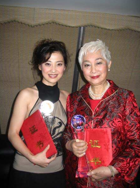 93岁初代戏骨卢燕罕露面如今已成华人之光陈冲巩俐全靠她提携