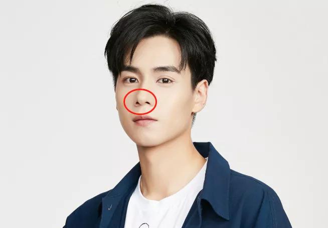 他们也特别的有实力,今天我们就一起来看一下脸上"有痣"的男明星,他们