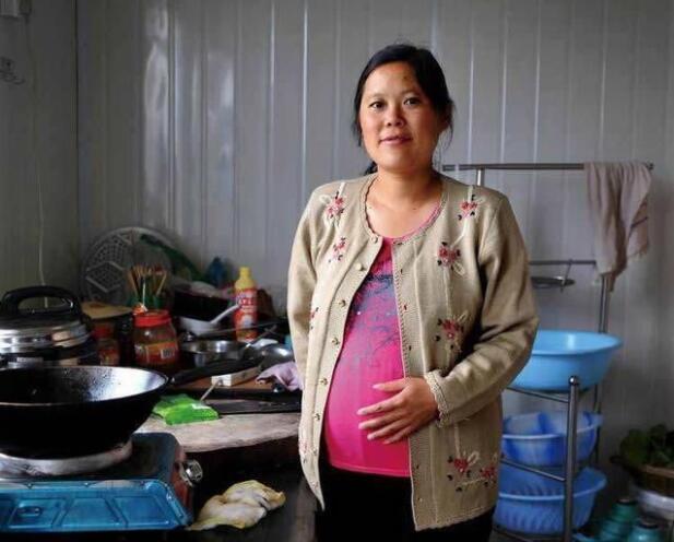 年轻妈妈9年连续生6个孩子,29岁再次怀孕,宝妈:我也没办法