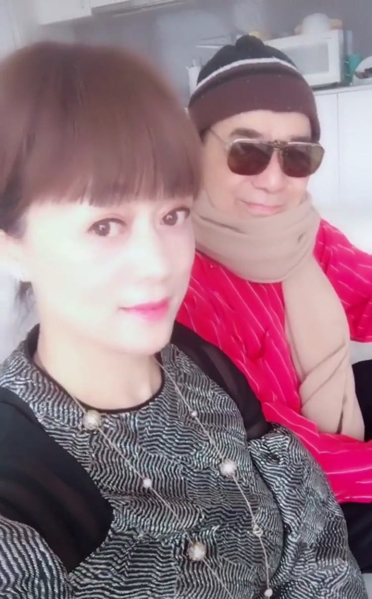 85岁"纣王"达奇亲密合影美女,女方似翻版傅艺伟,两人关系成谜