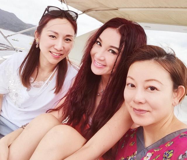 53岁温碧霞晒家族大合照,穿吊带裙似少女,儿子老公长相一般