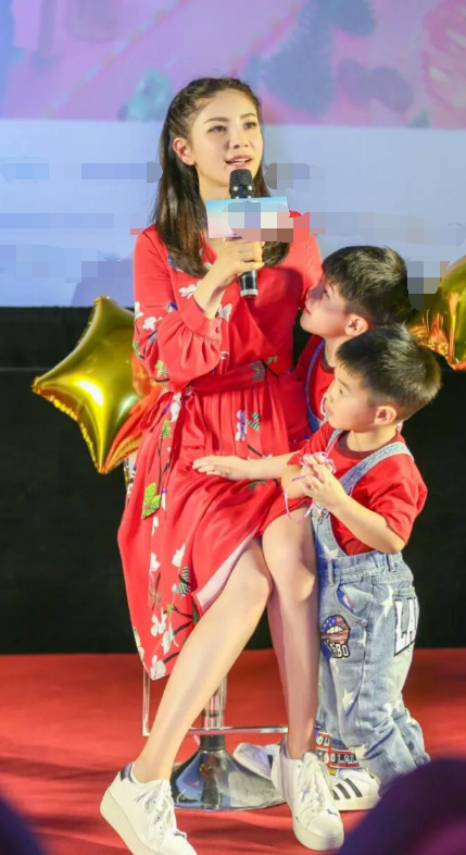 胡可怎么胖成这样啦?大肥裤子遮不住大肚子,走路还需要沙溢扶?