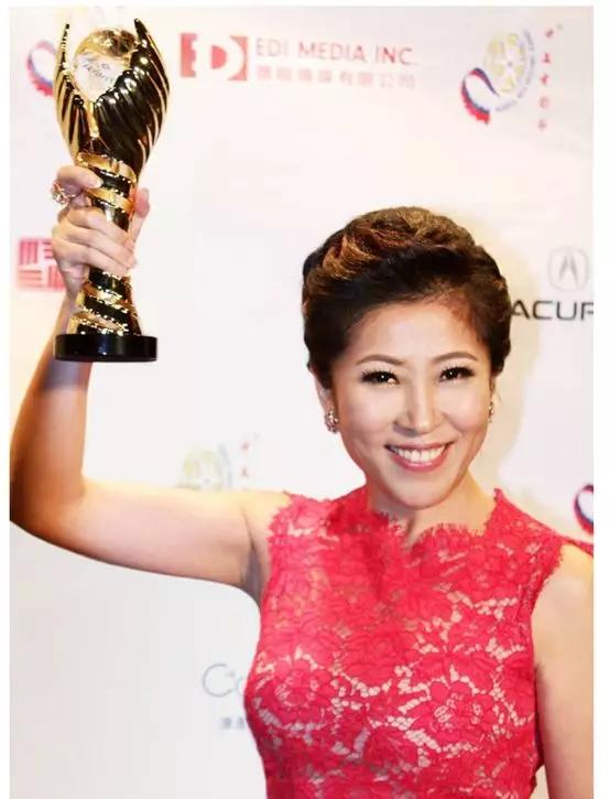 吴冰是上世纪80年代全国体操冠军,花样游泳冠军,退役后在美国