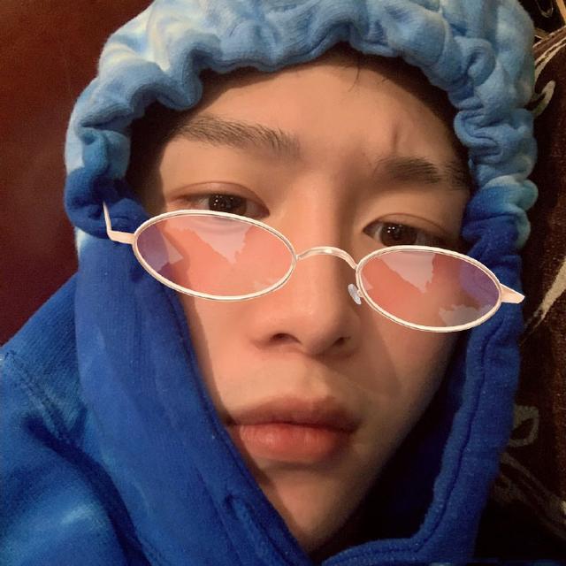 范丞丞晒自拍照说录完了两首歌回家给我妹范冰冰过生日去