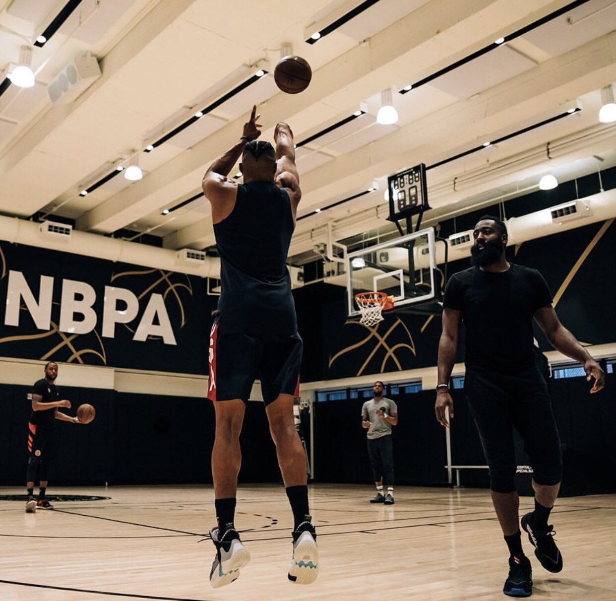 威少也被带坏了?抽烟跳舞逛夜店,他和哈登跟随音乐一起摇摆