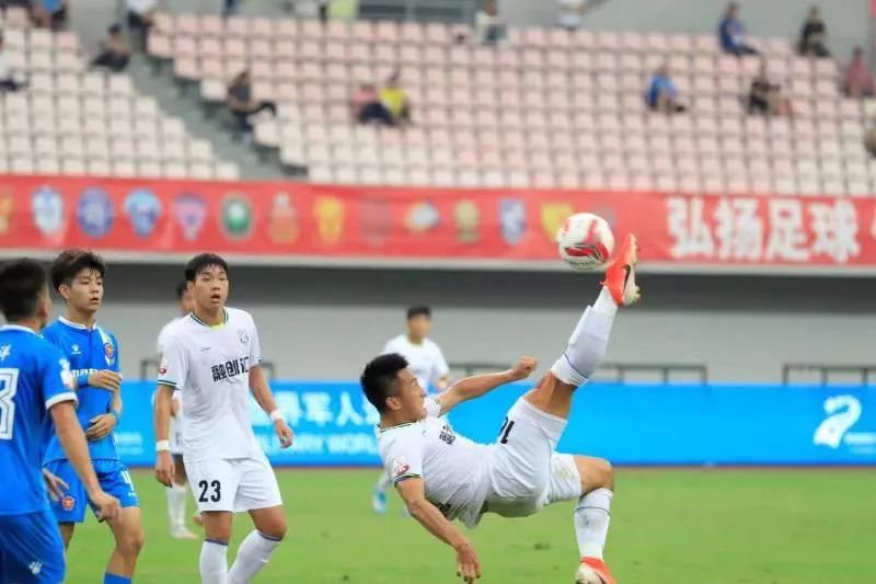 伤停补时,刘浩发出角球,皮球在落在后点空档处,无人防守的肖佳杰一