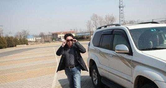 岳云鹏也是德云社当年的山鸡变凤凰的代表,曾经连细盐都吃不起的