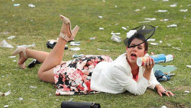 墨尔本最"开放"的节日,美女酒后尽情狂欢,因喝多丑态百出