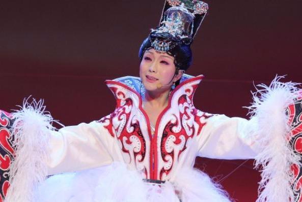 他19岁选择自杀沦为乞丐20岁男扮女装轰动全场今成为国人骄傲