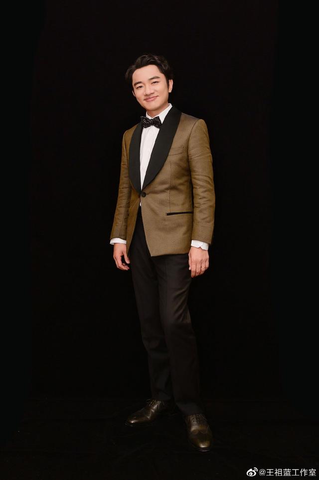 王祖蓝夫妇中秋合体拍大片李亚男抹胸礼裙身材婀娜多姿