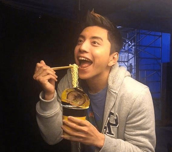 王大陆嘴巴有多大?节目现场表演"一口吞"汉堡,乔杉都被吓到了