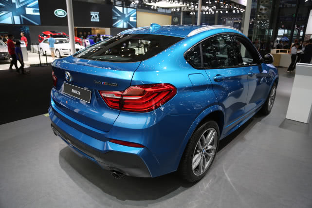 全新宝马 bmw x4 双门轿跑车,全新鲨鱼腮设计及动感腰线搭配轿跑造型